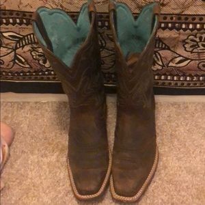 ARIAT women’s cowboy boots.
